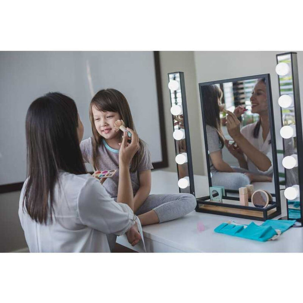 
                  
                    Make Up Set
                  
                