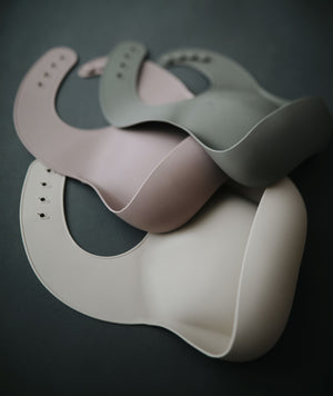 
                  
                    Babero de Silicon (Warm Taupe)
                  
                