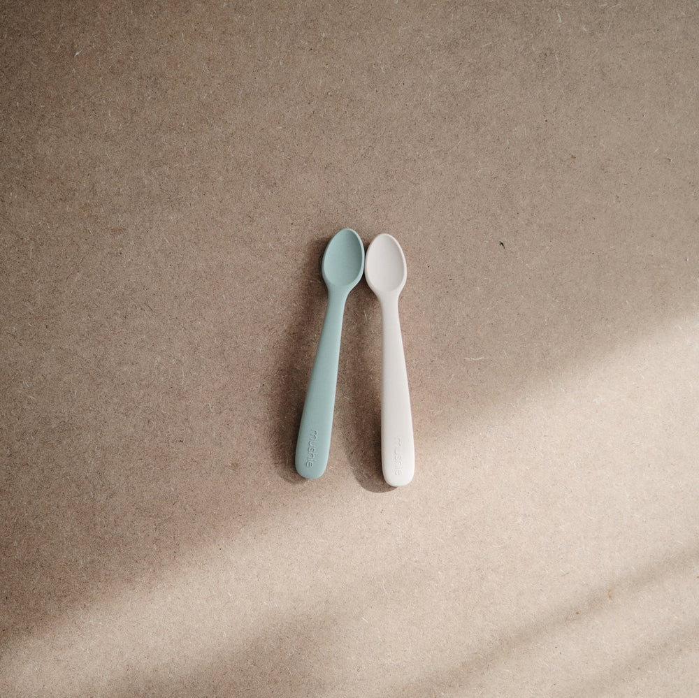 
                  
                    Cucharas de Silicon (Cambridge Blue / Shifting Sand) Set de 2
                  
                