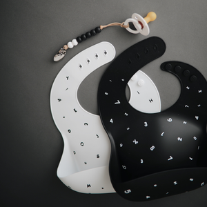 
                  
                    Babero de Silicon (Letters White)
                  
                