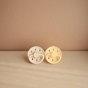 
                  
                    FRIGG Moon Phase Natural Rubber |6-18 Months| (Croissant)
                  
                