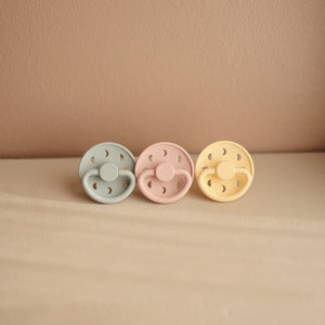 
                  
                    FRIGG Moon Phase Natural Rubber |6-18 Months| (Blush)
                  
                