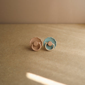 
                  
                    FRIGG Daisy Natural Rubber Pacifier |6-18 Months| (Rose Gold)
                  
                