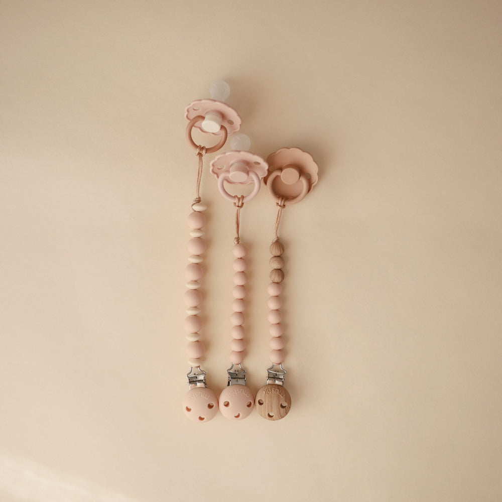 
                  
                    Clip para Chupon Silicon | Hera (Blush)
                  
                