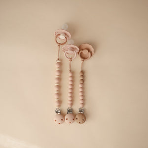 
                  
                    Clip para Chupon Silicon | Hera (Blush)
                  
                